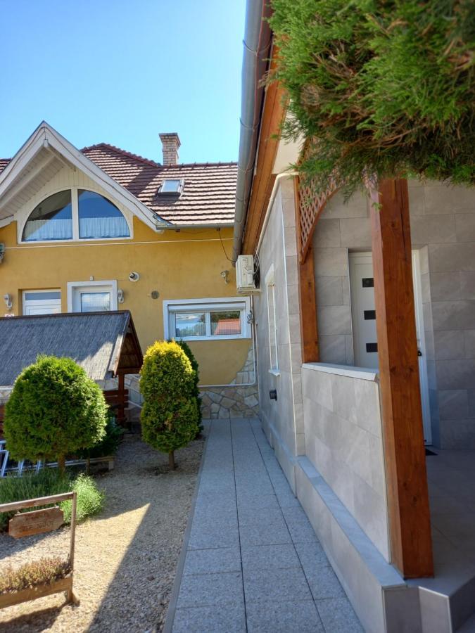Viola Vendeghaz Bed & Breakfast Papa Exterior photo