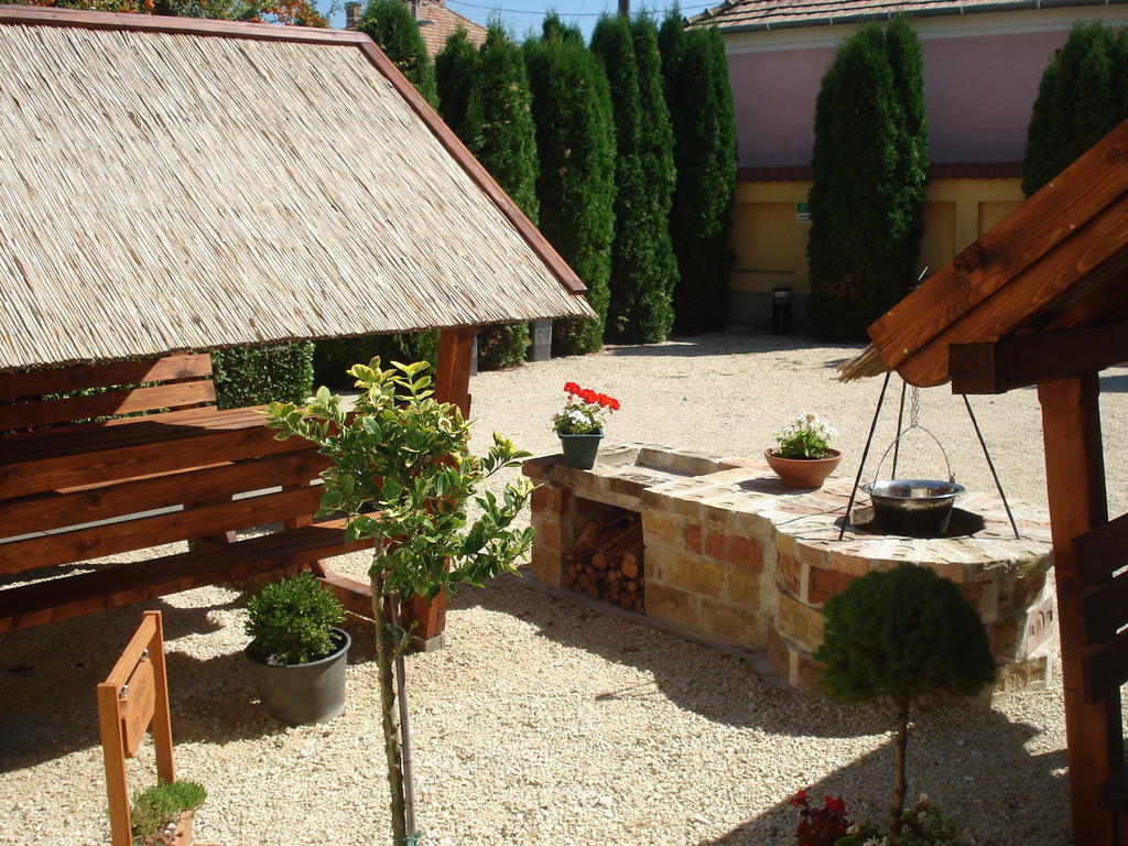 Viola Vendeghaz Bed & Breakfast Papa Exterior photo